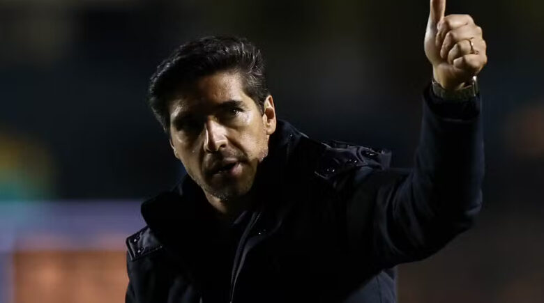 Abel crítica os “tudólogos” do futebol e diz que “deve ser chato” não torcer para o Palmeiras