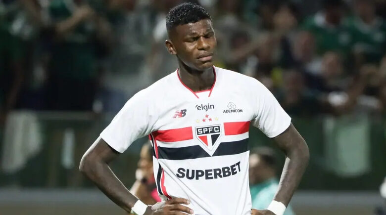 Arboleda reaparece no CT do São Paulo e se reúne com diretoria após ausência de um mês