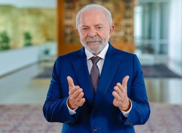 Lula assina MP que zera imposto da ‘taxa das blusinhas’ a meses da eleição