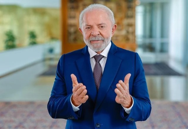Lula assina MP que zera imposto da ‘taxa das blusinhas’ a meses da eleição