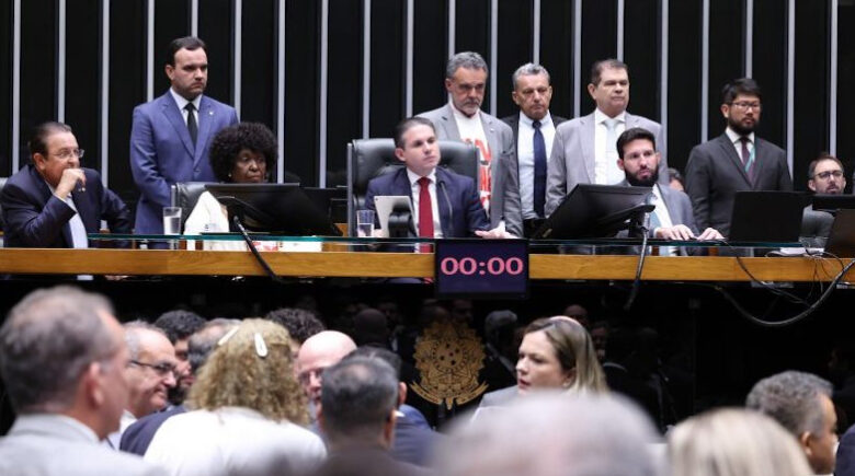 Fim da escala 6×1 é aprovada na Câmara; jornada de trabalho também será reduzida