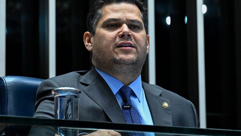 Alcolumbre sinaliza ao Planalto que quer conversar com Lula