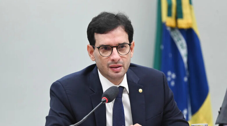 Relator da PEC do fim da escala 6×1 adia parecer final para segunda-feira (25)