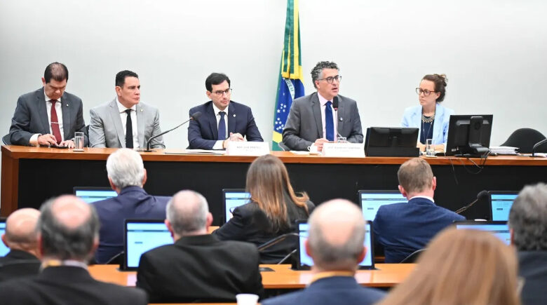 PEC do fim da jornada 6×1 tem semana decisiva para apresentação de parecer