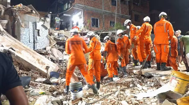 Desabamento de prédio deixa um morto e três feridos em cidade do Nordeste
