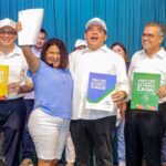 Rafael Fonteles entrega 894 registros de imóveis na zona Norte de Teresina