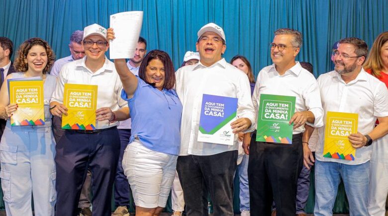 Rafael Fonteles entrega 894 registros de imóveis na zona Norte de Teresina