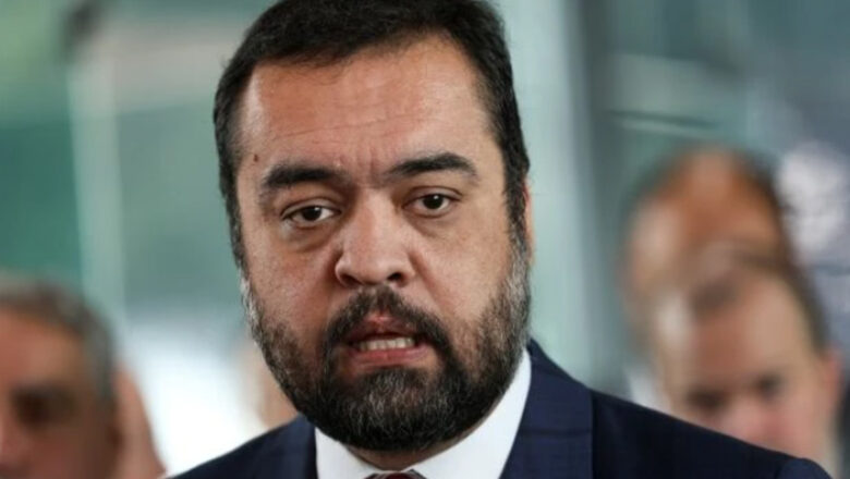 Cláudio Castro, ex-governador do RJ, e dono da Refit são alvos de operação da PF