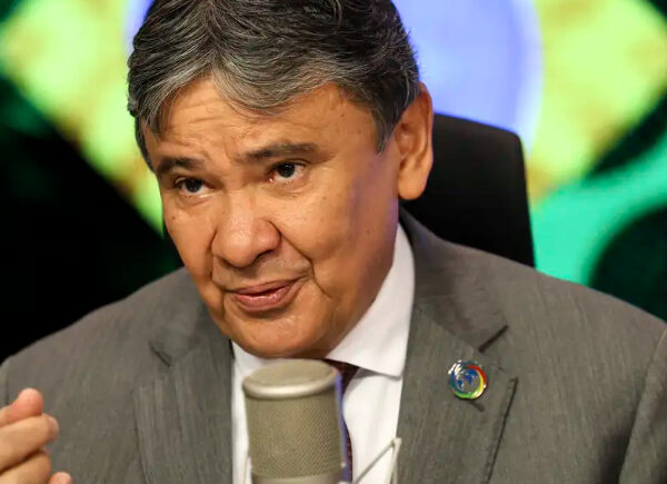 Wellington Dias critica Flávio Bolsonaro em meio à polêmica envolvendo áudio enviado a Vorcaro