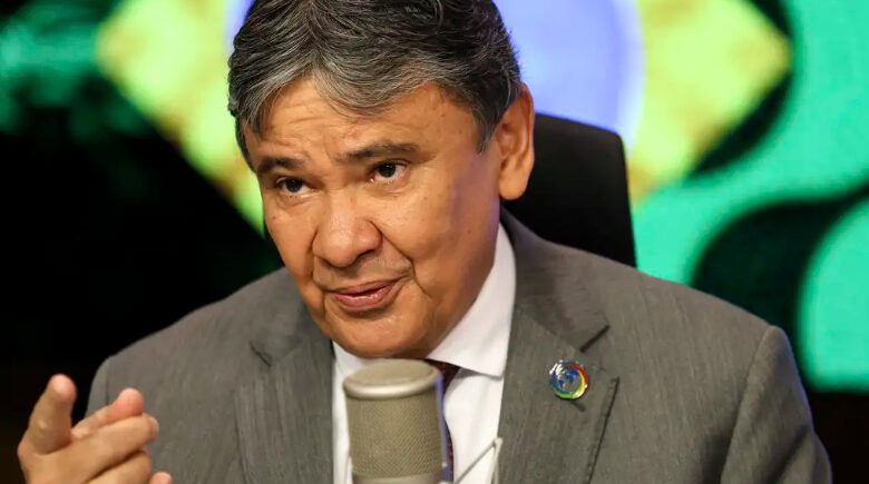 Wellington Dias critica Flávio Bolsonaro em meio à polêmica envolvendo áudio enviado a Vorcaro