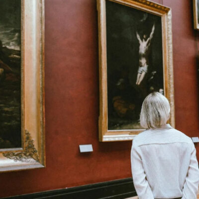Consumir artes e cultura podem ajudar a desacelerar o envelhecimento; entenda os motivos