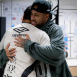 Neymar faz discurso e ganha bolo no Santos após convocação para Copa do Mundo