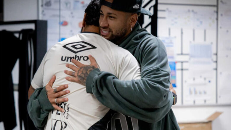 Neymar faz discurso e ganha bolo no Santos após convocação para Copa do Mundo