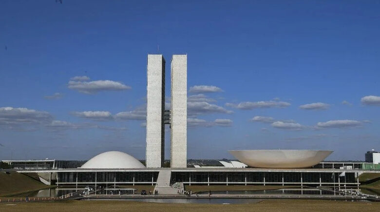 Parlamentares cobram CPI para investigar Banco Master e Flávio Bolsonaro