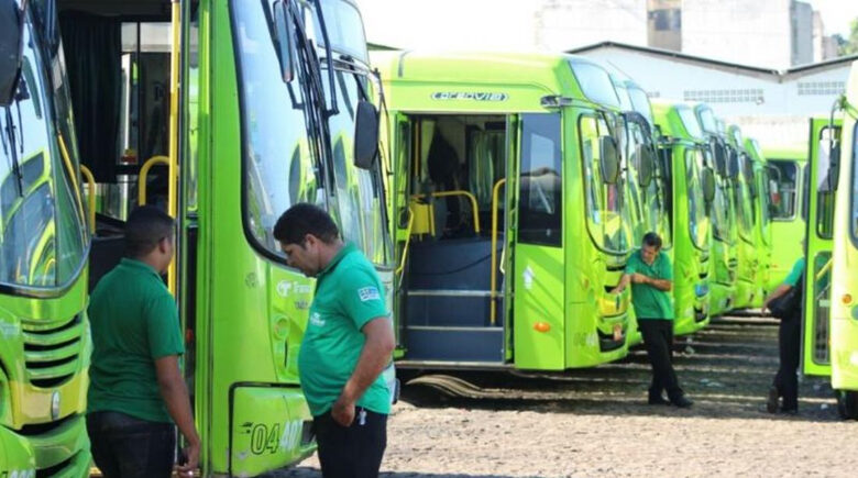 Greve dos motoristas e cobradores de ônibus é suspensa após reunião em Teresina
