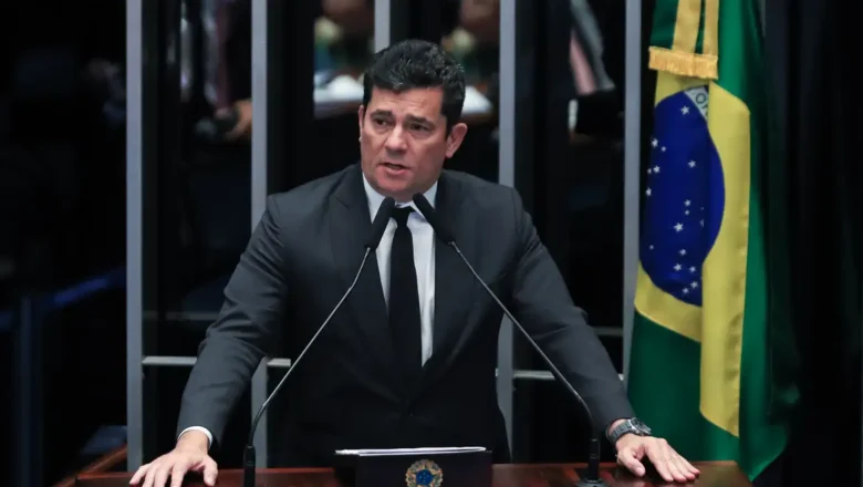 Sergio Moro sai em defesa de Flávio Bolsonaro e ataca PT