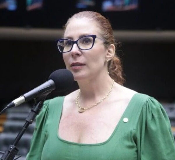 Justiça da Itália solta Carla Zambelli após negar extradição