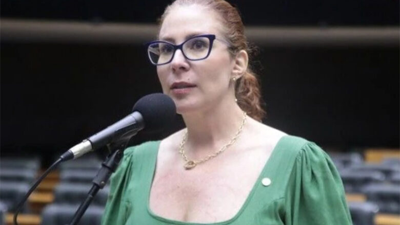 Justiça da Itália solta Carla Zambelli após negar extradição