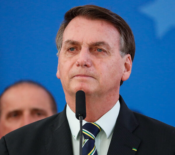 Bolsonaro diz que segurança levou arma para consertar dispositivo