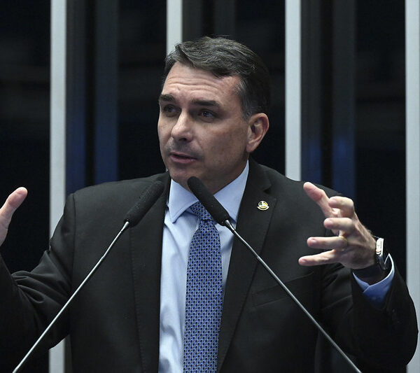 Flávio Bolsonaro se ausentou em 43% das votações nominais do Senado este ano