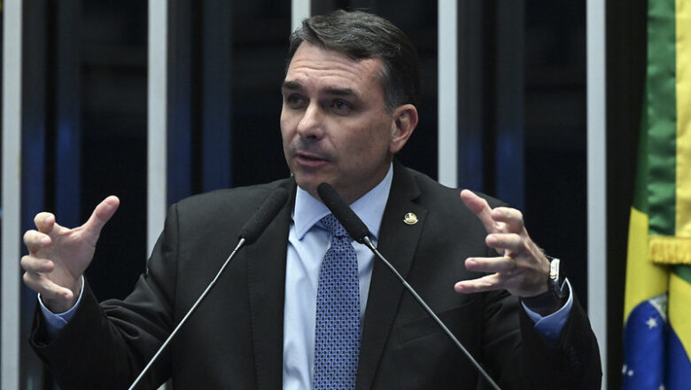 Flávio Bolsonaro se ausentou em 43% das votações nominais do Senado este ano