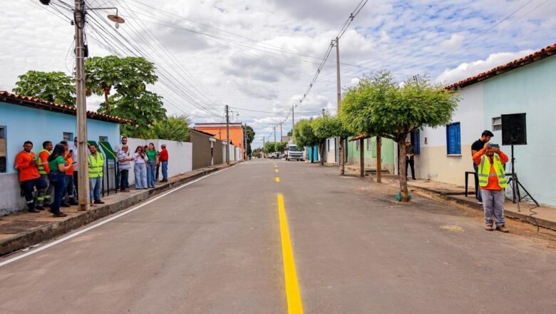 Em Altos, Governo do Piauí recupera 140 quilômetros de estradas vicinais e pavimenta diversas ruas