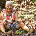 Patrimônio vivo das quebradeiras de coco do Piauí, Chica Lera é homenageada na III Feira da Agricultura Familiar