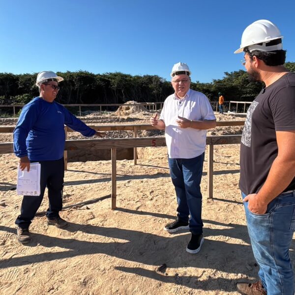 Florentino visita canteiro de obras do hospital universitário de Parnaíba