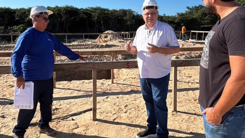Florentino visita canteiro de obras do hospital universitário de Parnaíba