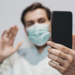 Perfis criam médicos falsos e lucram com desinformação nas redes sociais