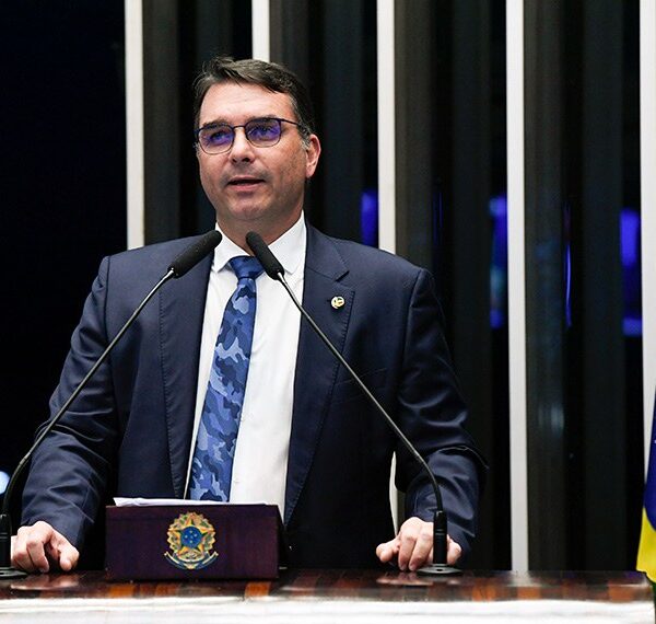 Flávio Bolsonaro vai ao STF contra Janones por xingamentos