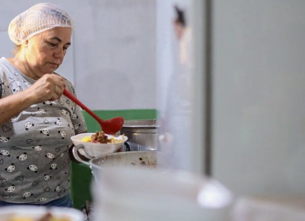 Fome cai mais de 70% entre mulheres, pessoas negras e crianças no Brasil