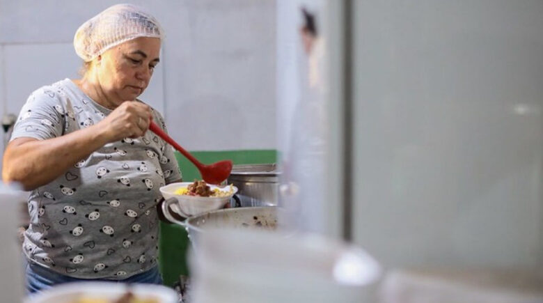 Fome cai mais de 70% entre mulheres, pessoas negras e crianças no Brasil