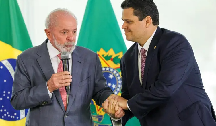 Queda de braço com Lula: Davi Alcolumbre avança com pautas-bomba no Senado