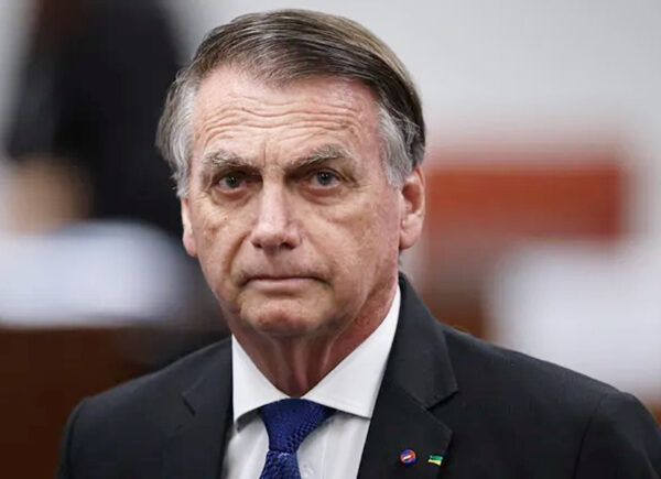Defesa diz que confusão mental de Jair Bolsonaro fez equipe inutilizar arma