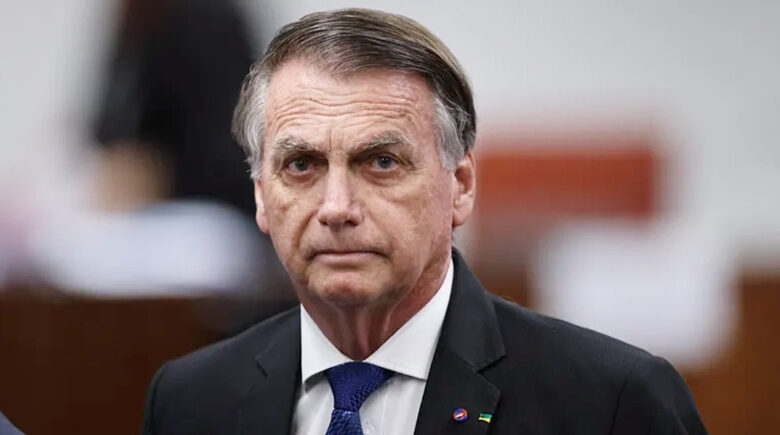 Defesa diz que confusão mental de Jair Bolsonaro fez equipe inutilizar arma