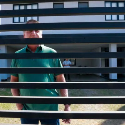 Bolsonaro apresenta piora nos episódios de soluços e segue em tratamento, diz boletim