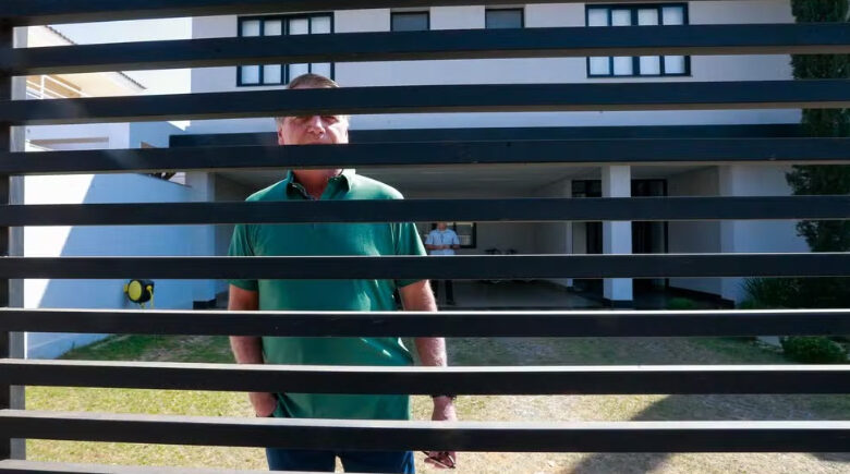Bolsonaro apresenta piora nos episódios de soluços e segue em tratamento, diz boletim