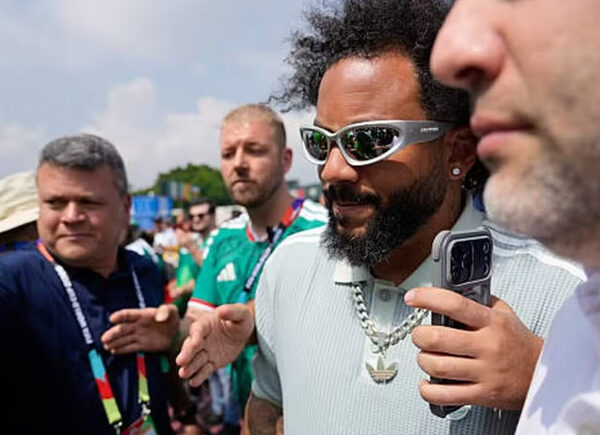 Ex-lateral Marcelo é resgatado pela polícia durante protestos na abertura da Copa