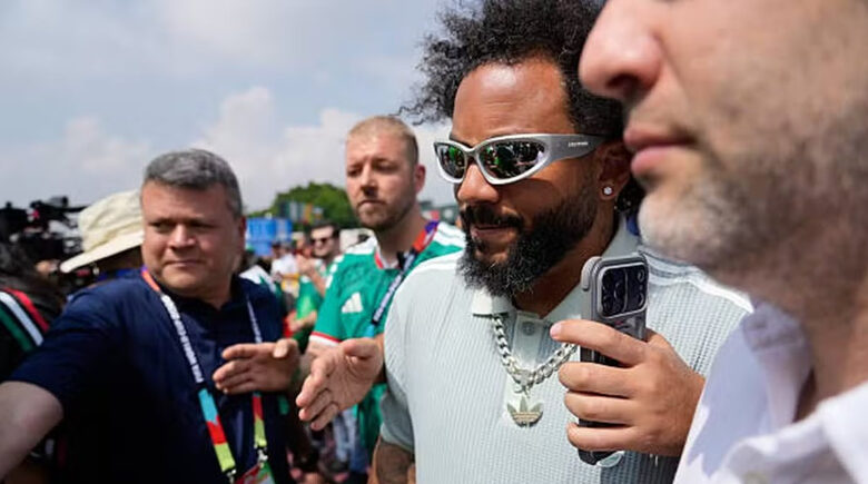 Ex-lateral Marcelo é resgatado pela polícia durante protestos na abertura da Copa