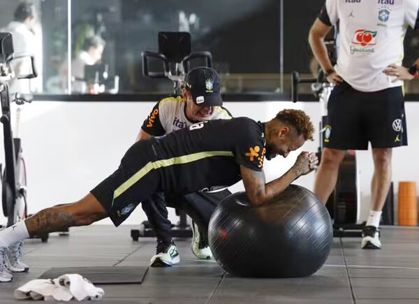 Ancelotti diz que Neymar fará exame e pode estar nos próximos treinos