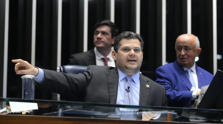 Fim da escala 6×1: votação na Câmara pode aumentar pressão sobre Alcolumbre no Senado