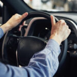 Problemas ao volante podem revelar sintomas iniciais de demência; entenda o motivo