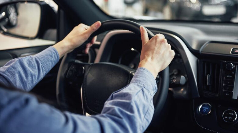 Problemas ao volante podem revelar sintomas iniciais de demência; entenda o motivo