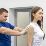 Corretor postural ajuda na saúde da coluna, mas uso requer atenção