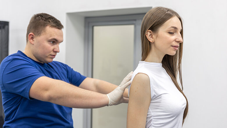 Corretor postural ajuda na saúde da coluna, mas uso requer atenção
