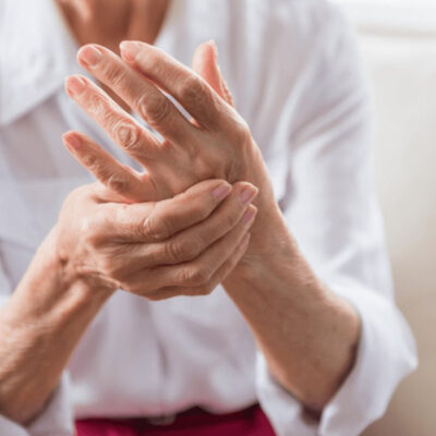 Revolução no Parkinson: tecnologia que reduz tremores em até 70% chega ao Brasil
