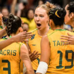 Seleção feminina de vôlei entra em quadra sem técnico e capitã; veja o que está em jogo