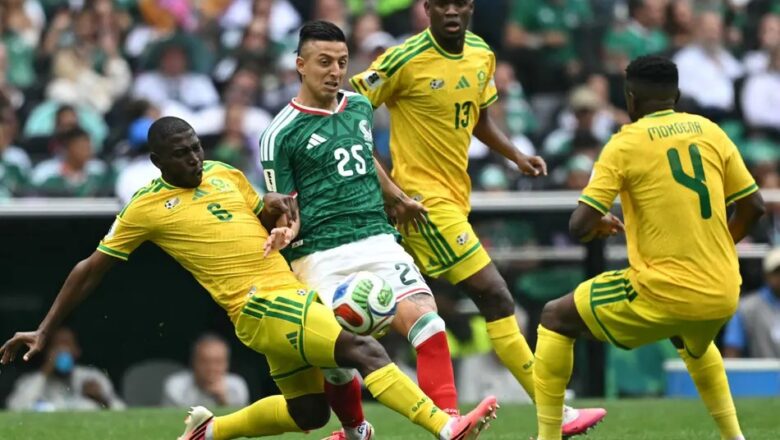 Estádio Azteca lotado vê México derrotar África do Sul na estreia da Copa