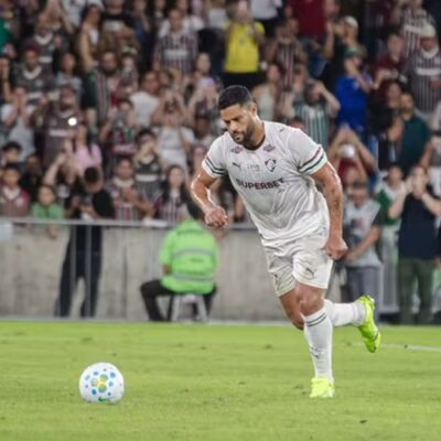 Hulk desencanta em volta de Thiago Silva, e Flu bate Bahia em amistoso